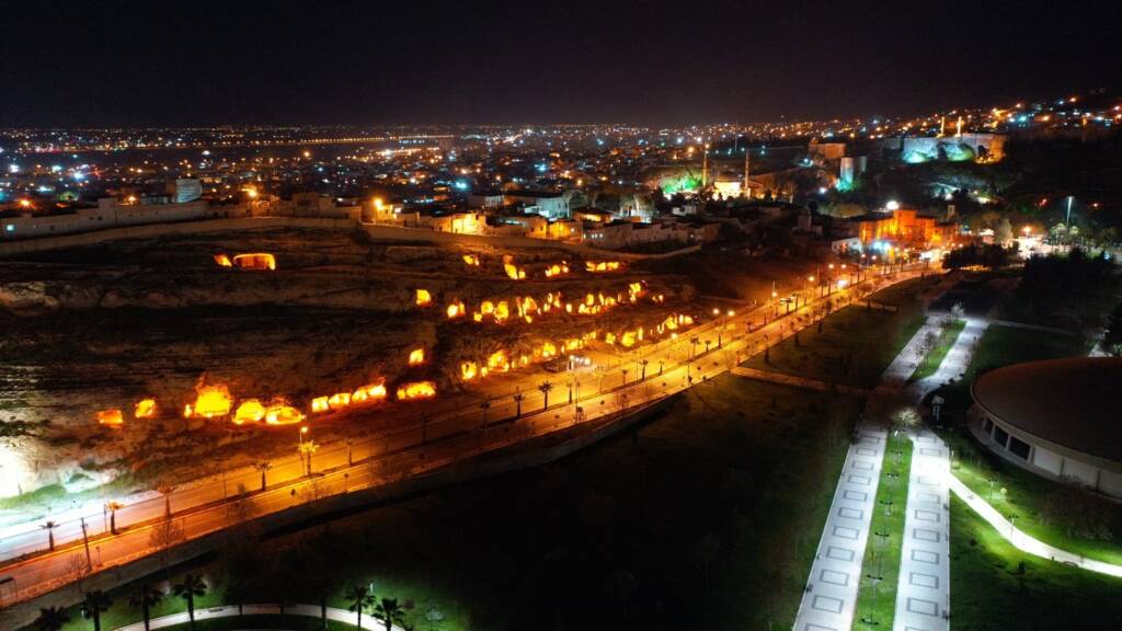 Şanlıurfa’da tarihi simgeleyen alanlarda aydınlatma çalışmaları sürüyor