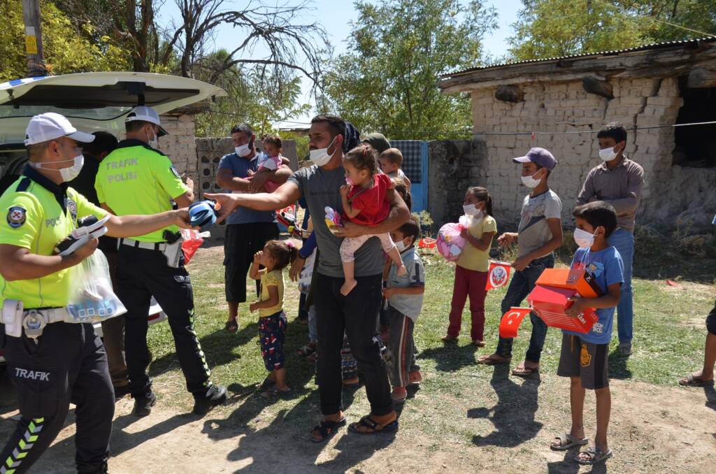 Polisler çadırda yaşayan Urfalı işçi çocuklarını sevindirdi