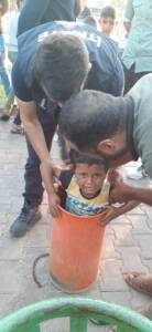 Şanlıurfa’da Oyun oynayan çocuk çöp kutusuna sıkıştı