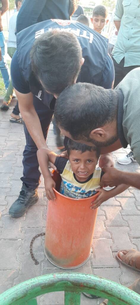 Şanlıurfa’da Oyun oynayan çocuk çöp kutusuna sıkıştı