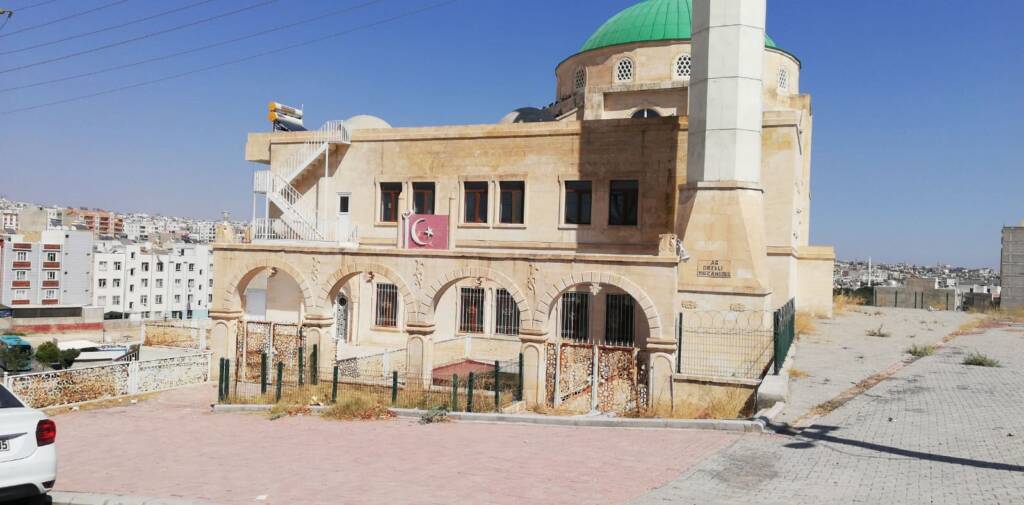 Şanlıurfa’da Cami avlusunda erkek cesedi asılı halde bulundu