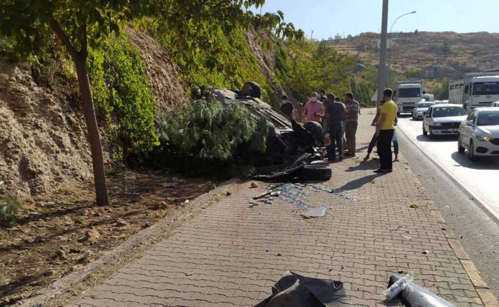 Şanlıurfa’da Hurdaya dönen otomobilde burnu bile kanamadan kurtuldu