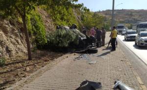 Şanlıurfa’da Hurdaya dönen otomobilde burnu bile kanamadan kurtuldu