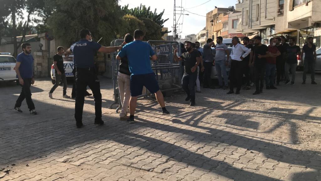 Şanlıurfa’da karakol önünde taşlı sopalı kavga: 7 yaralı