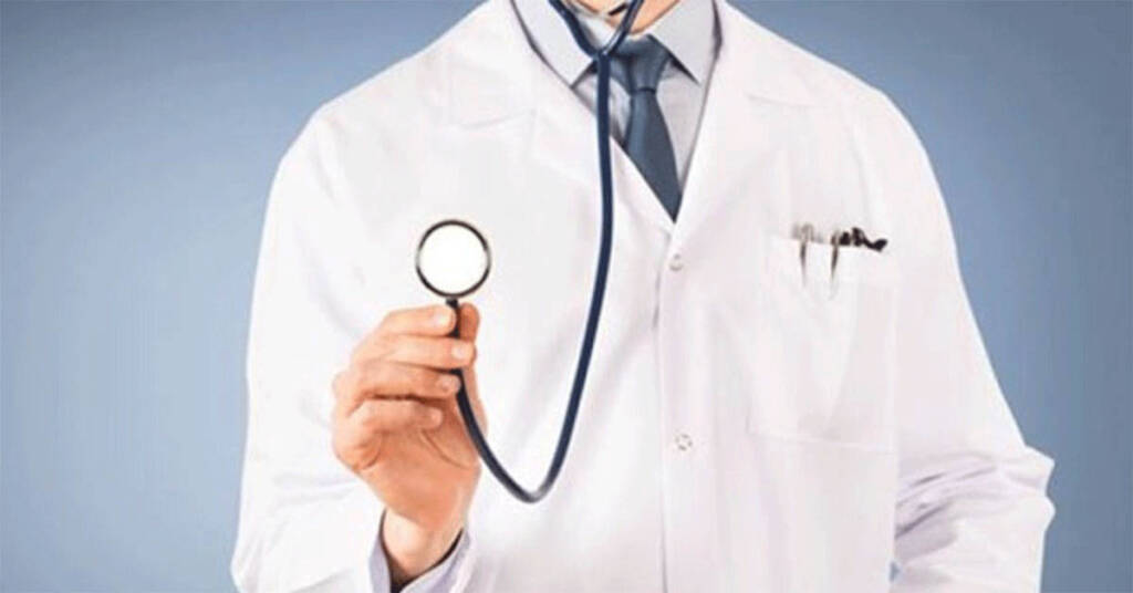 Bozova’da doktor hastaya yaklaşmadan muayene ediyor.