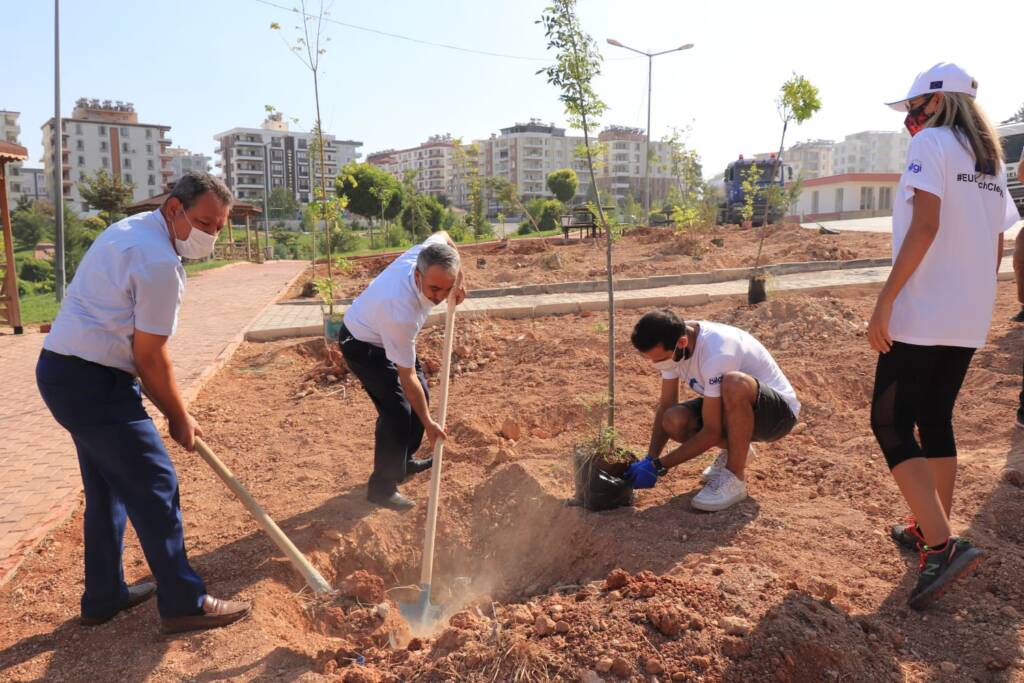 Halfeti Belediyesinden ağaç dikme etkinliği