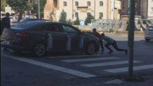 Bahşiş alabilmek için ölümü göze alan çocukları gelin arabası böyle sürükledi