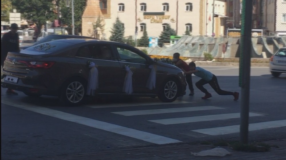 Bahşiş alabilmek için ölümü göze alan çocukları gelin arabası böyle sürükledi