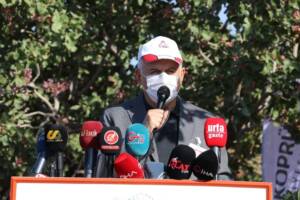 Binali Yıldırım Şanlıurfa’da fıstık topladı