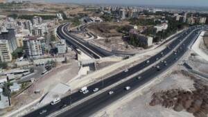 Çevik kuvvet köprülü kavşağında yan yollar asfaltlanıyor