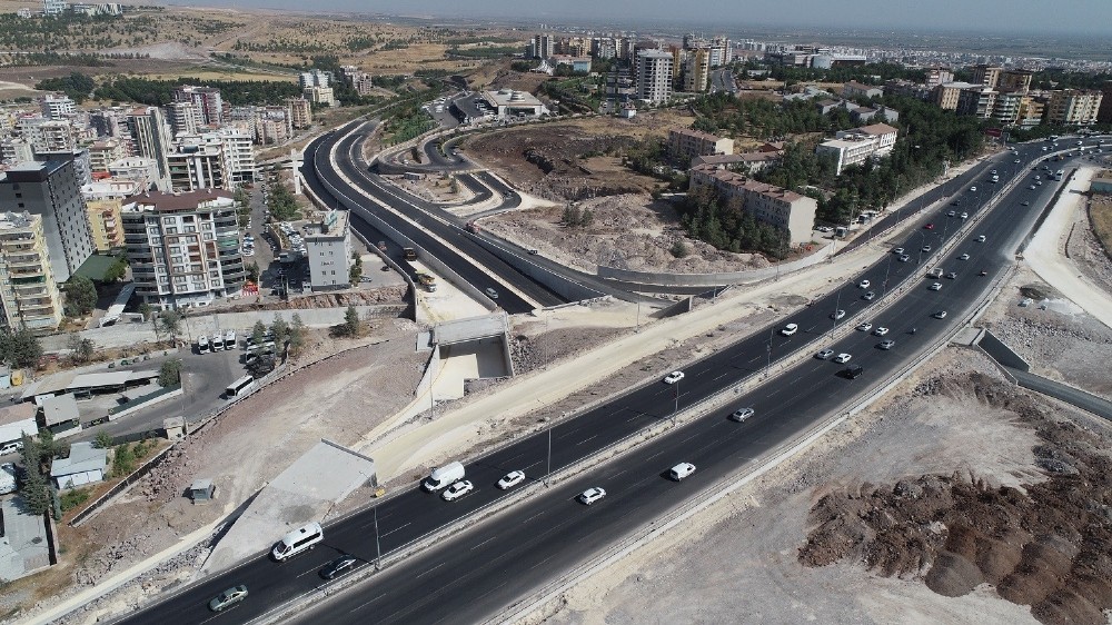 Çevik kuvvet köprülü kavşağında yan yollar asfaltlanıyor