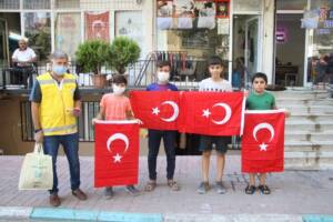 Gaziler Günü’nde vatandaşlara bayrak dağıtıldı