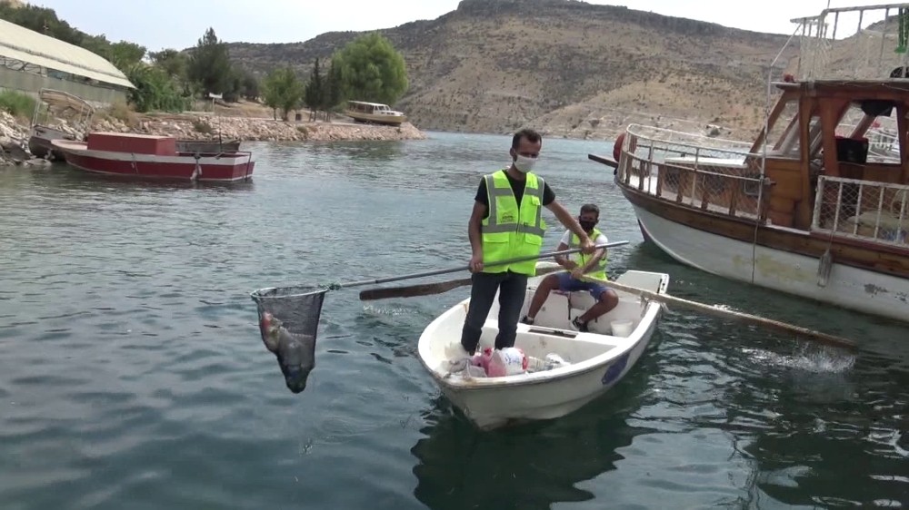 Halfeti’de sudan çöp yığını çıktı