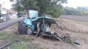 Hurdaya dönen araçtan sağ çıktı