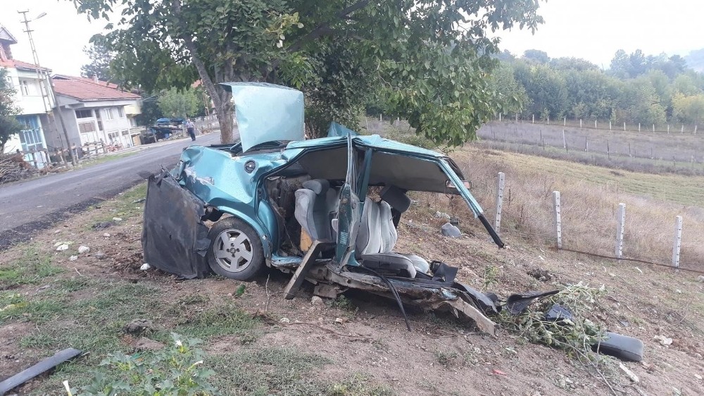 Hurdaya dönen araçtan sağ çıktı