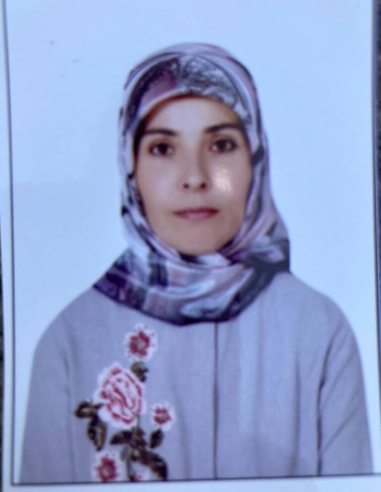 Karısını boğazından bıçaklayan adamı vatandaşlar engelledi