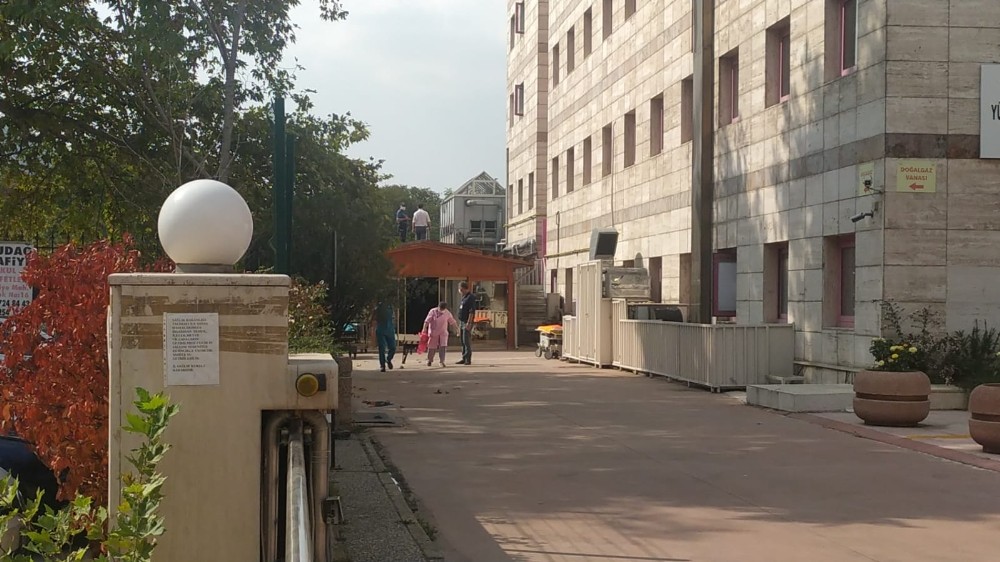 Korona testi pozitif çıkan kadın 4.kattan atladı, şans eseri kurtuldu