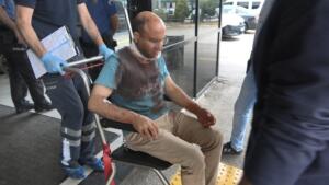 Müezzin kendisini boynundan bıçaklayan eşini boğarak öldürdü