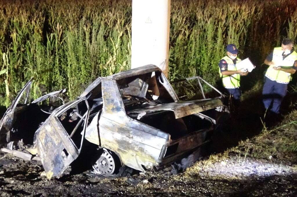 Otomobil sürücüsü yanarak can verdi