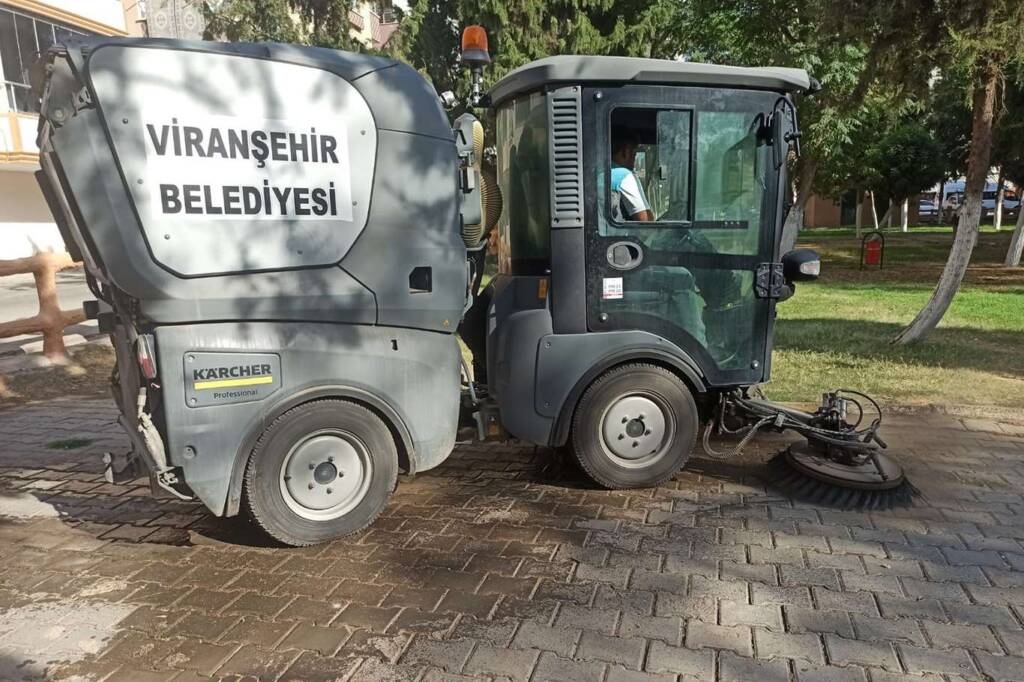 Viranşehir’de Parklarda sonbahar temizliği yapılıyor