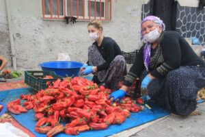 Şanlıurfa’da ev hanımı isot üretip mahallede patron oldu