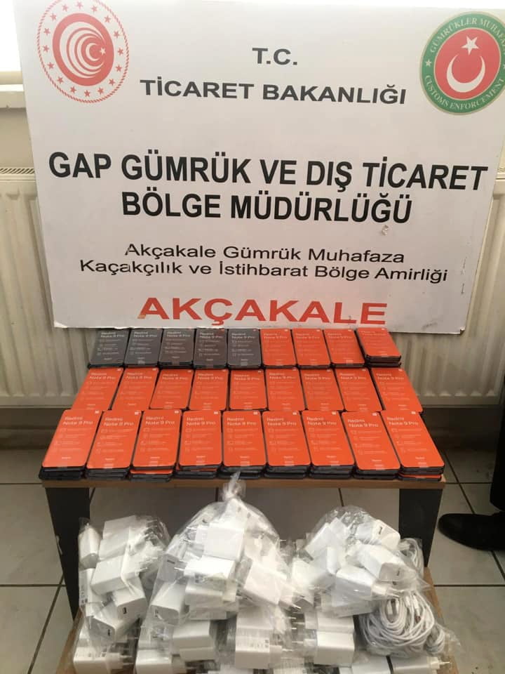 Şanlıurfa’da Gümrükte 100 adet kaçak cep telefonu ele geçirildi