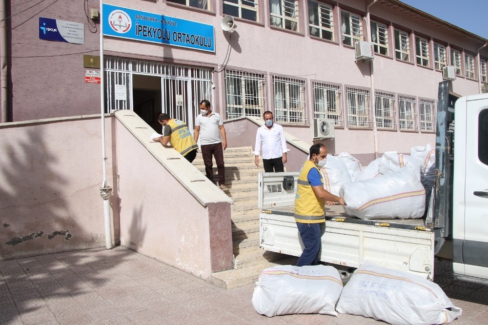 Şanlıurfa’da İhtiyaç sahibi öğrencilere kırtasiye yardımı