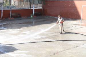 Şanlıurfa’da okul bahçeleri deterjanlı su ile yıkandı