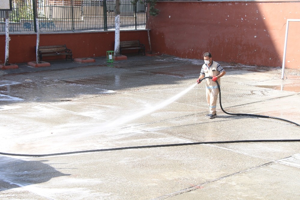 Şanlıurfa’da okul bahçeleri deterjanlı su ile yıkandı