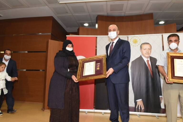 Şanlıurfa’da şehit aileleri ve gazilere devlet övünç madalyası ve beratı verildi