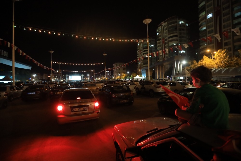 Şanlıurfa’da Sinema sanatçısı Hayat Van Eck’in de katıldığı arabalı sinema etkinliğine büyük ilgi