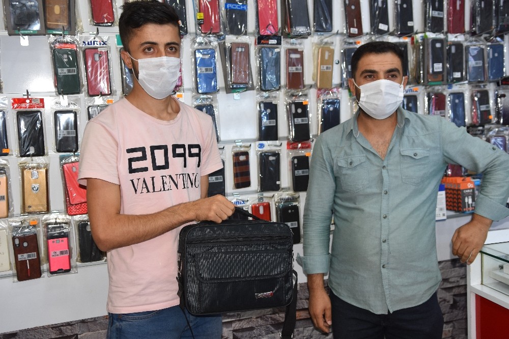 Şanlıurfa’da Suriyeli genç kaldırımda bulduğu telefon dolu çantayı sahibine teslim etti