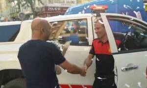 Şanlıurfa’da Yangına çağrılan itfaiye ekibine çiçek ve alkışlı karşılama