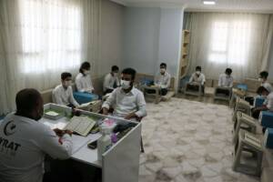 Suriyeli çocuklar hem okul okuyor hem de hafızlık eğitimini alıyorlar