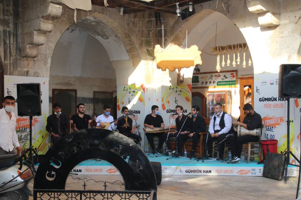 Tarihi gümrükhan’ında  bu hafta gençler sahne aldı