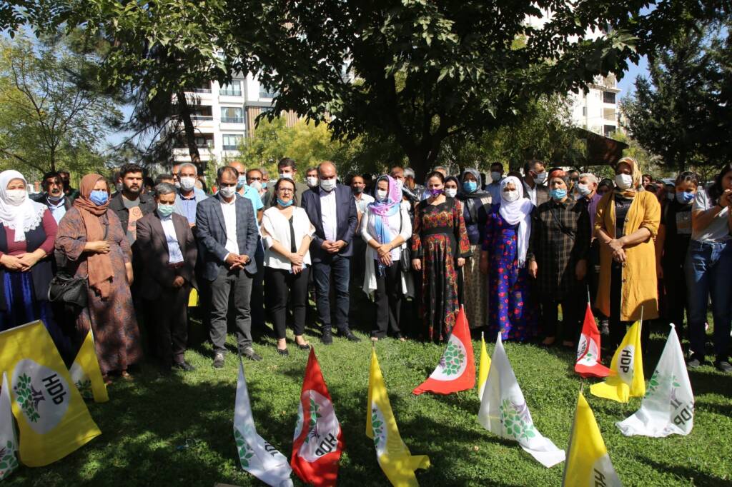 Urfa’da HDP’nin 8’inci yıl kutlamasında konuşan Berdan Öztürk, Kürt sorununun güvenlikçi politikalarla çözülemeyeceğini belirterek, “Barışın yolu Sayın Öcalan’dır” dedi.