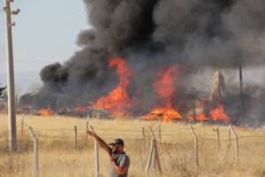 Adıyaman-Şanlıurfa karayolu üzerindeki çadır kentteki yangın söndürüldü