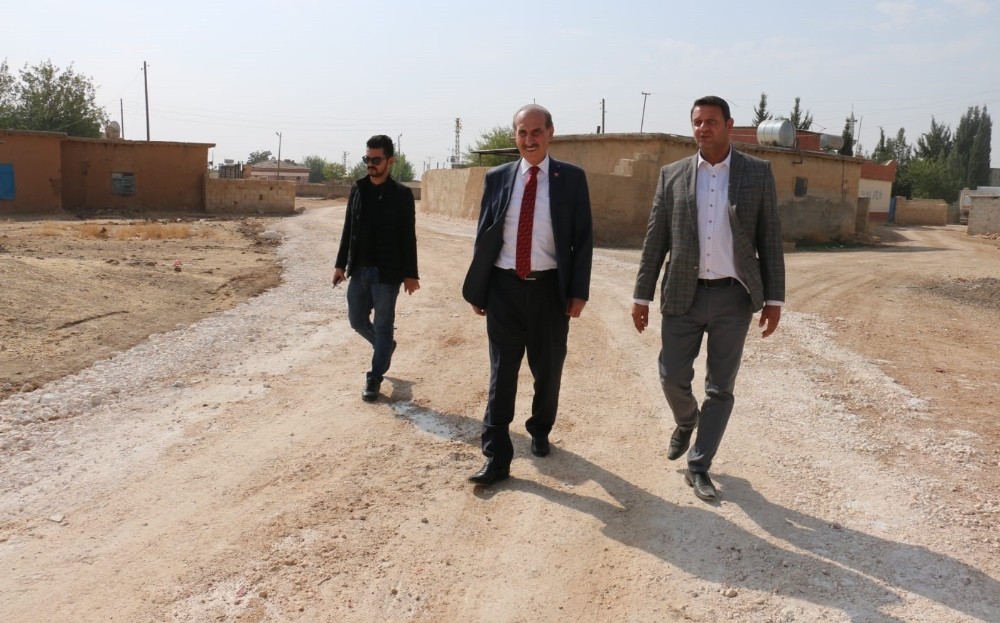 Akçakale kırsalında yol çalışmaları aralıksız sürüyor