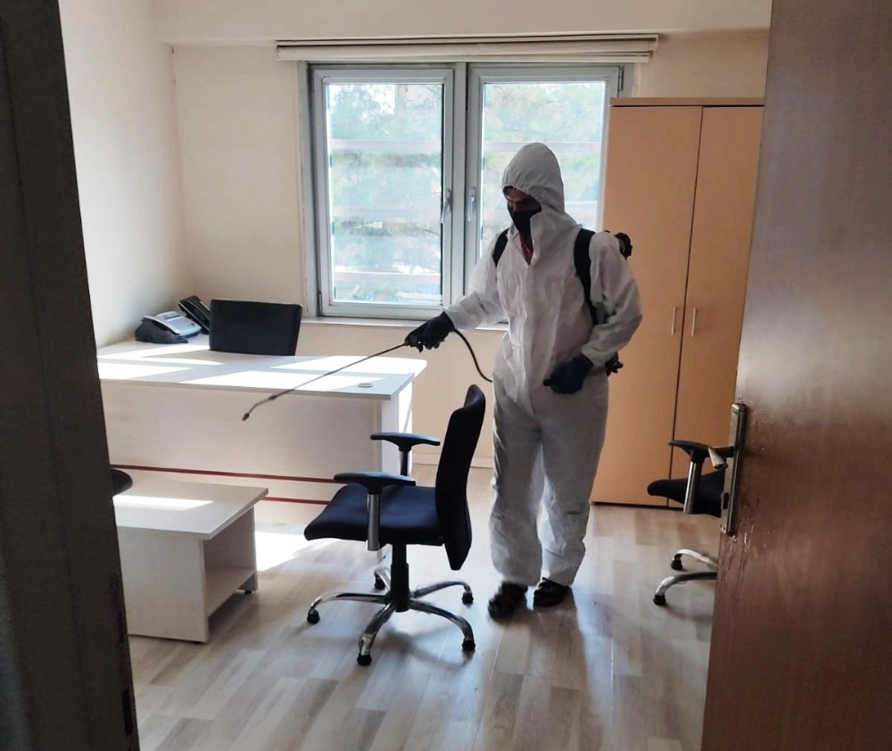 Akçakale’de kamu kurumları dezenfekte edildi