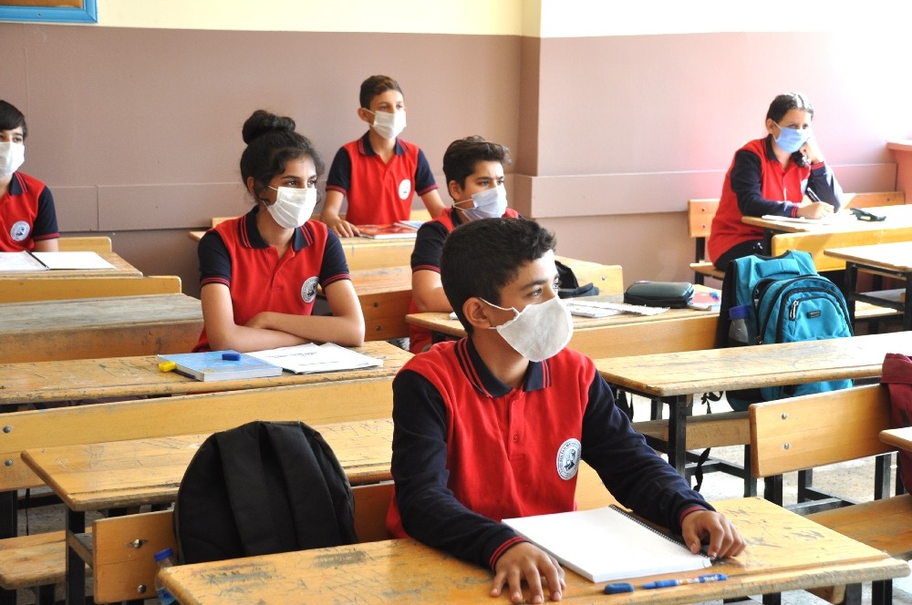 Akçakale’deki öğrenciler uzun bir aradan sonra yüz yüze eğitimin sevincini yaşıyor