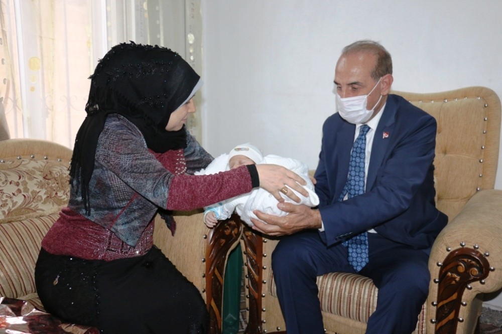 Barış Pınarı Harekatı’nda şehit olan bebeğin ailesine anlamlı ziyaret