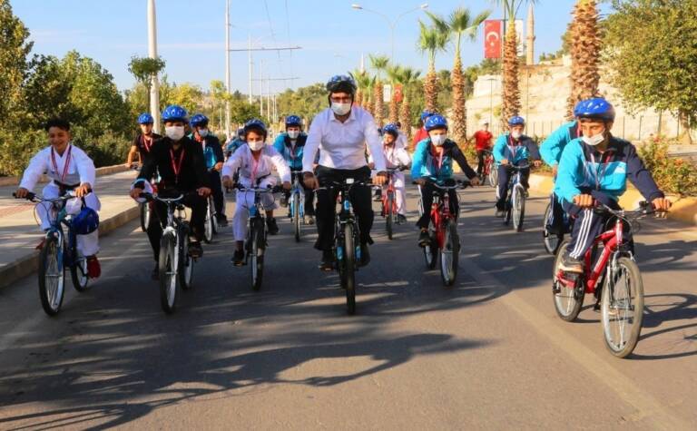 Belediye başkanı şampiyon sporcularla pedal çevirdi