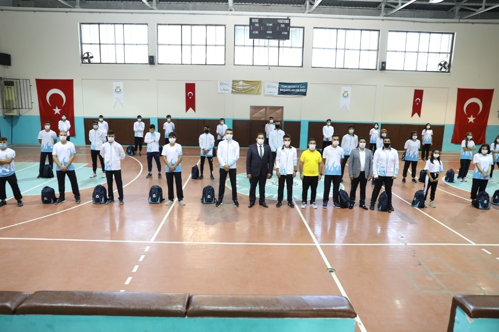 Canpolat gençlerle bir araya geldi