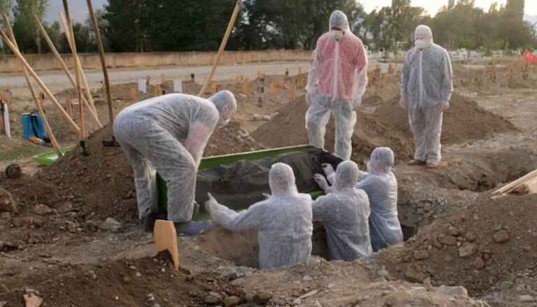 Covid-19’dan ölenlerin cenaze işlemleri İslami usullere göre gerçekleştiriliyor