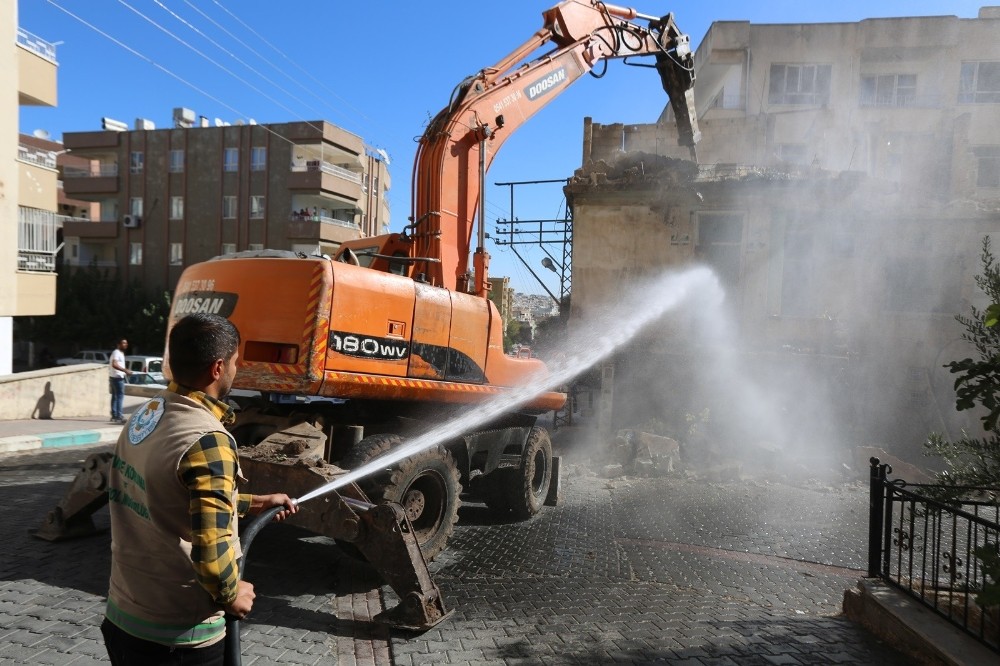 Haliliye’de metruk yapılar yıkılıyor