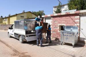 Hilvan’da yeni çöp konteynerlerinin dağıtımı yapılıyor