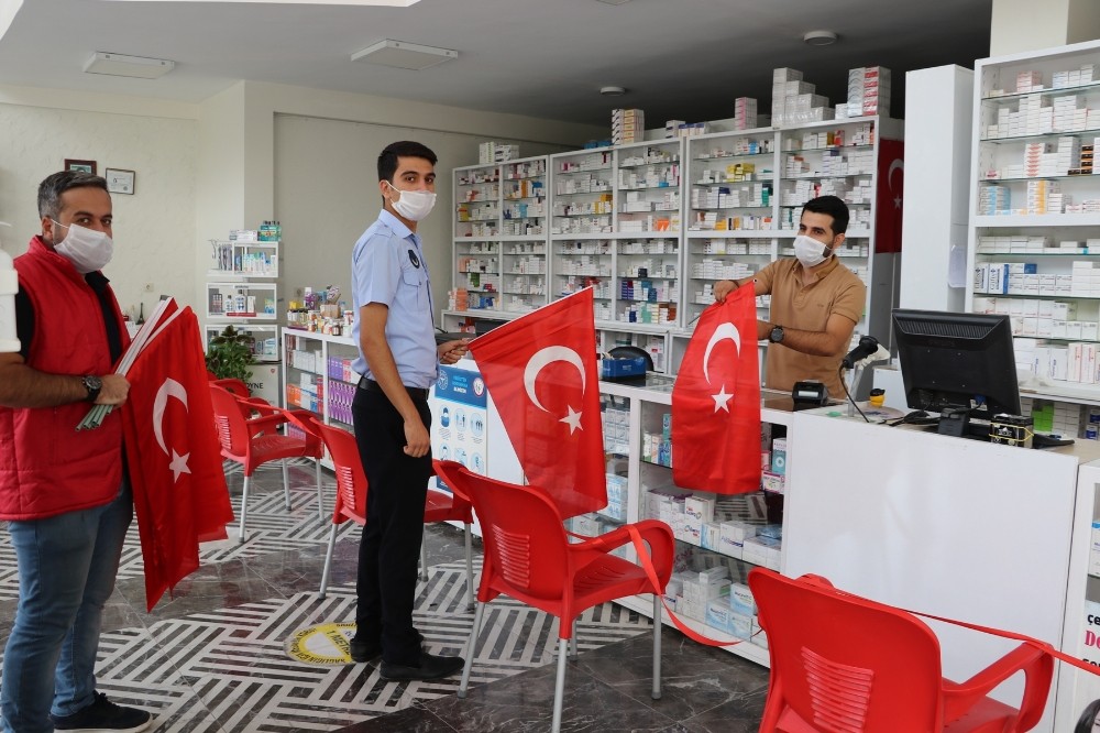 Karaköprü’de esnafa Türk Bayrağı hediyesi