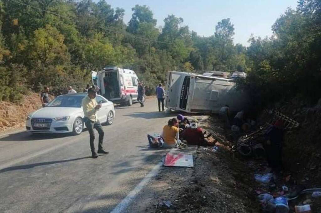 Tarım işçilerini taşıyan midibüs devrildi: 1ölü, 34 yaralı