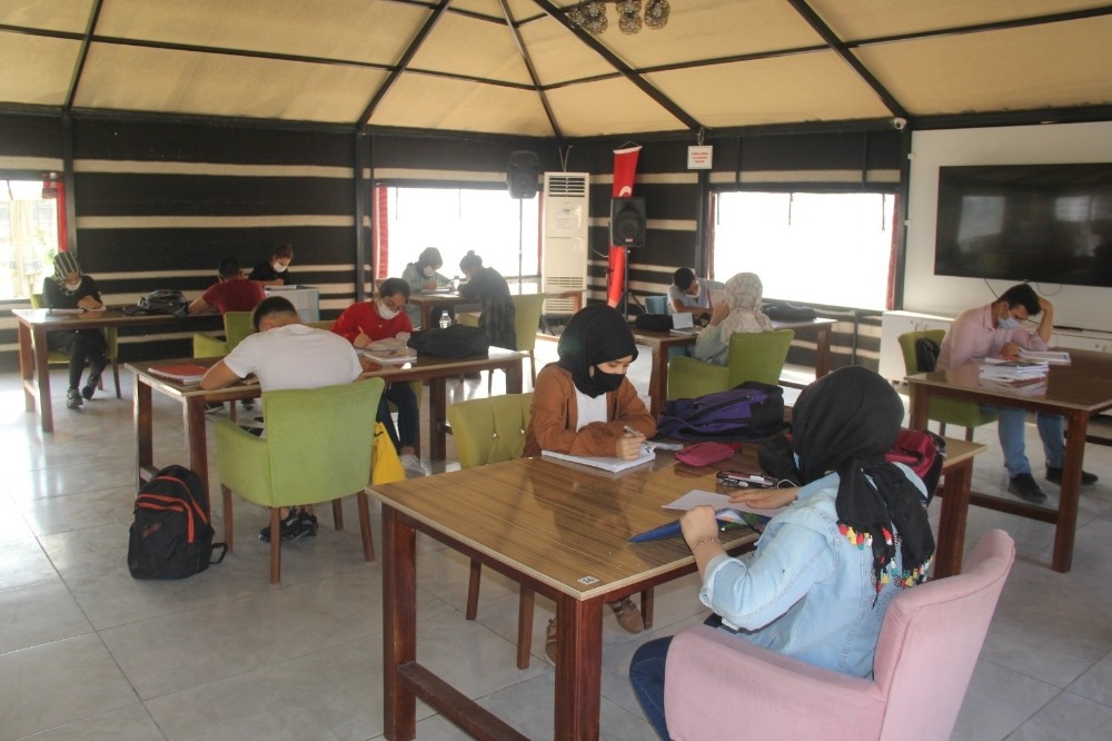 Öğrenciler üniversite sınavlarına hazırlanıyor