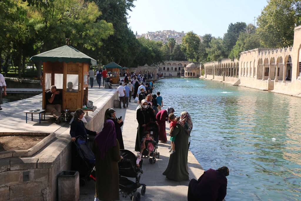 Şanlıurfa Balıklıgöl’de hafta sonu yoğunluğu yaşanıyor